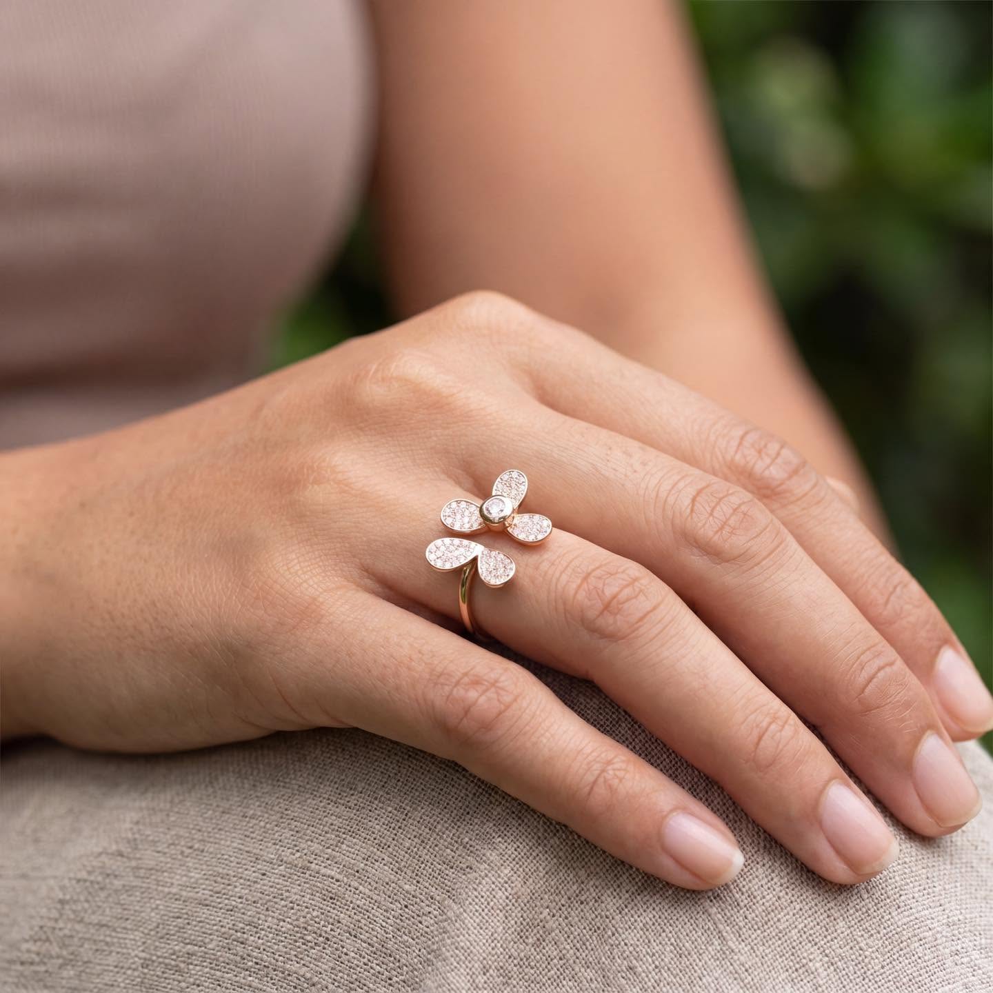 Bague fleur pavée portée
