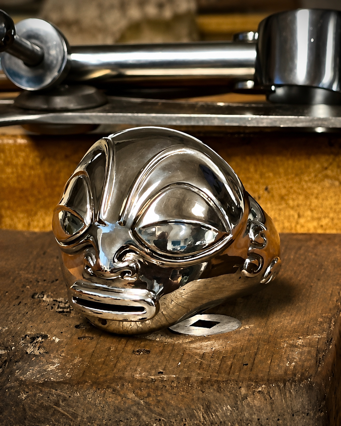 Bague tiki, à l’établi