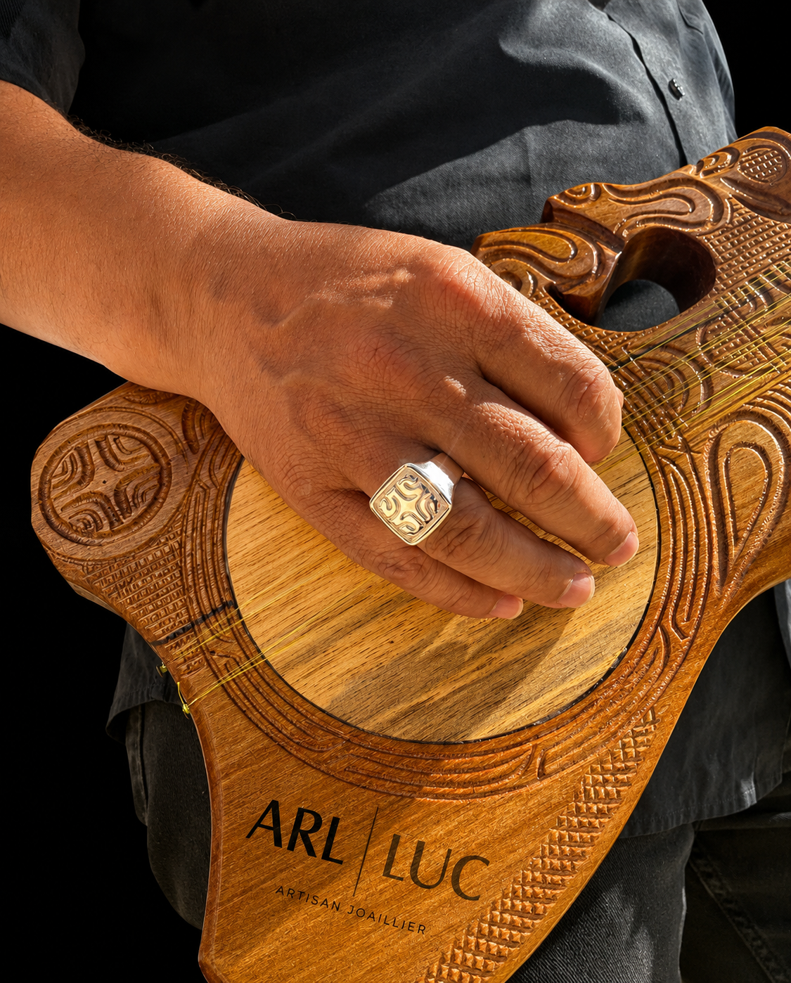 Chevalière gravée portée, ’ukulele sculpté