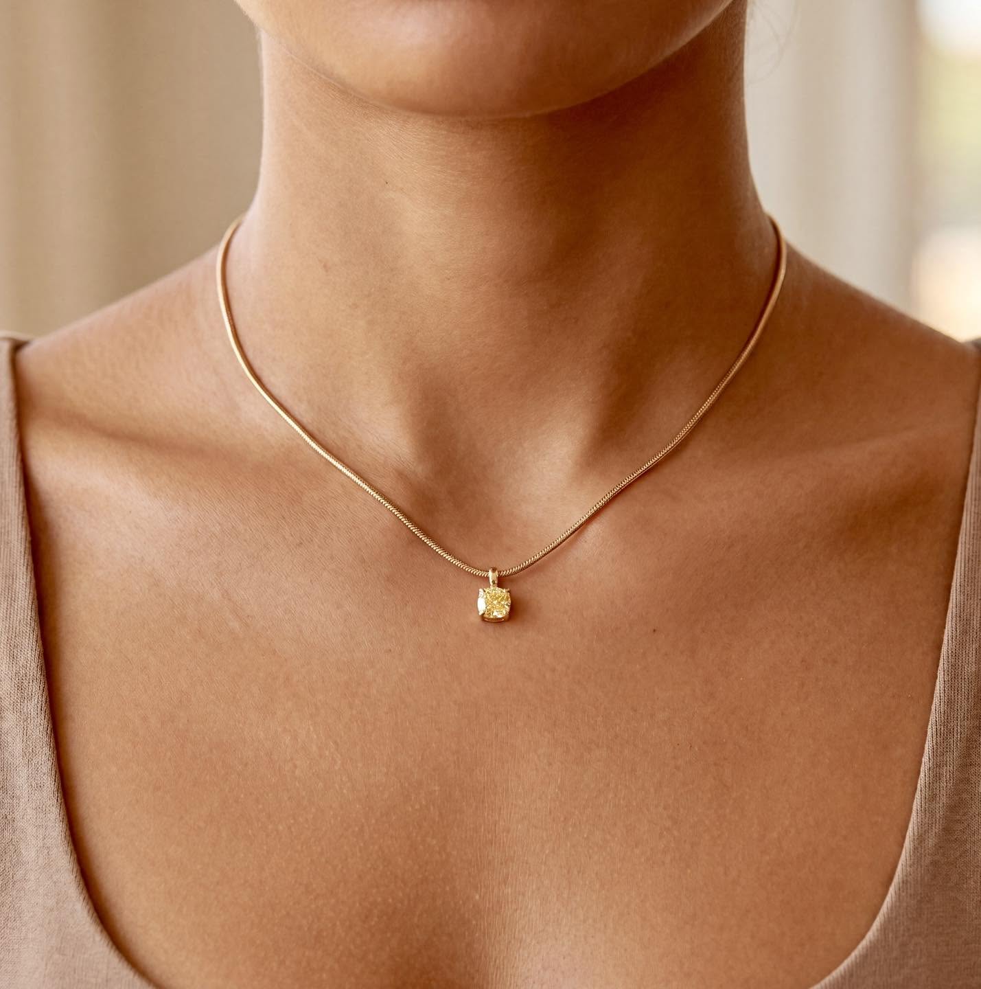 Pendentif diamant jaune porté